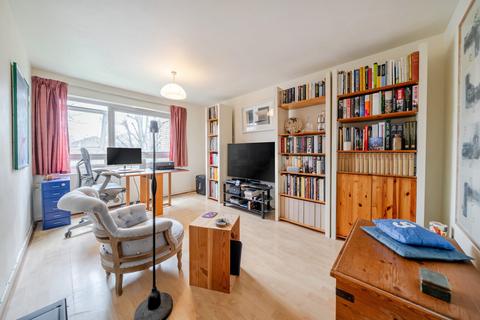 1 bed property, in Bartholomew Close, £337,500