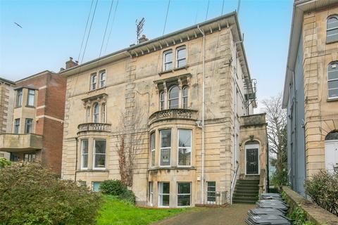 2 bed property, in Chertsey Road, £350,000