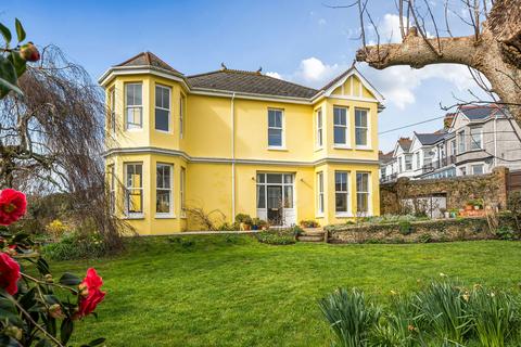 5 bed property, in Essa Road, £575,000