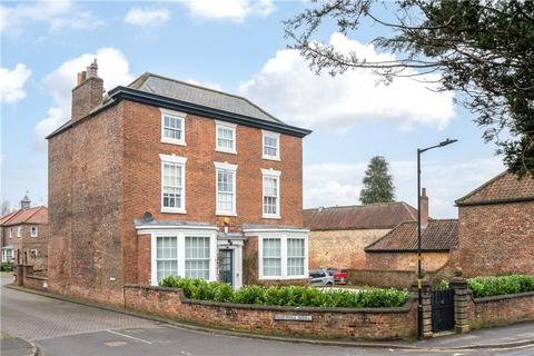 2 bed property, in Park Street, £180,000