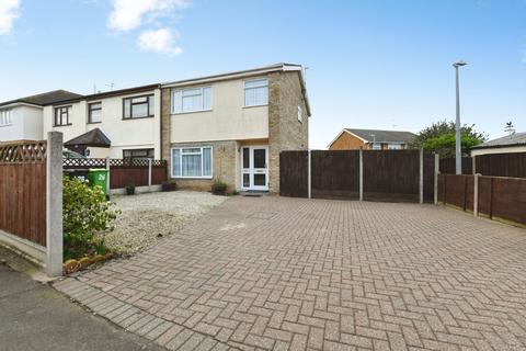 3 bed property, in The Approach, £385,000