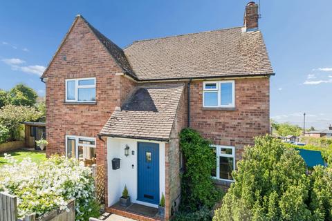 3 bed property, in Pond Close, £649,950