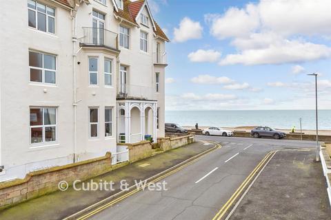 1 bed property, in Esplanade, £210,000