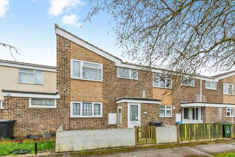 3 bed property, in Colingsmead, £190,000