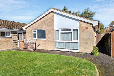 2 bed property, in Cherry Tree Drive, £280,000