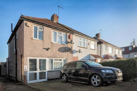 5 bed property, in Spencer Avenue, £595,000