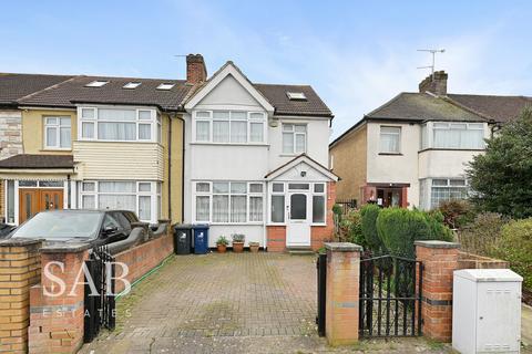 4 bed property, in Kings Avenue, £675,000