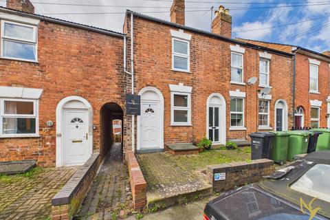 2 bed property, in Worcester WR1, £200,000