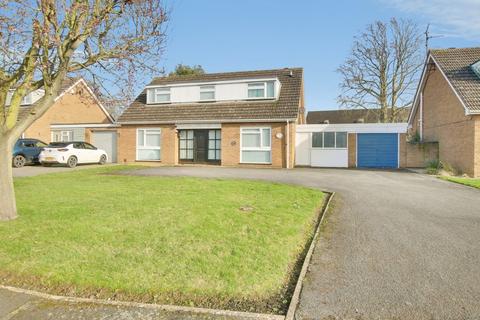4 bed property, in Cricketers Close, £360,000