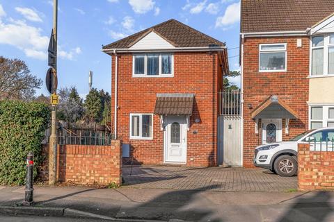 2 bed property, in Cotteswold Road, £200,000