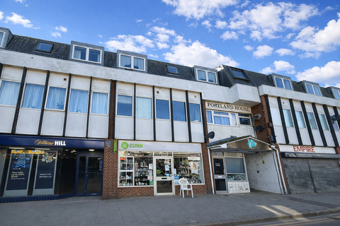 1 bed property, in High Street, £70,000