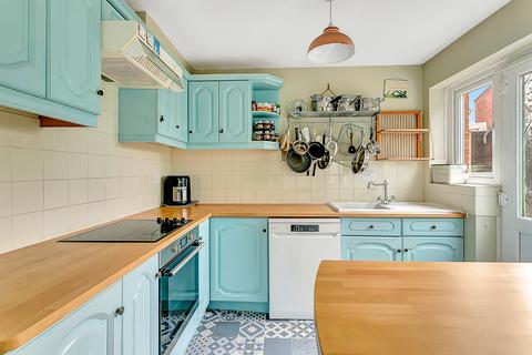 3 bed property, in St. Dunstans Close, £265,000