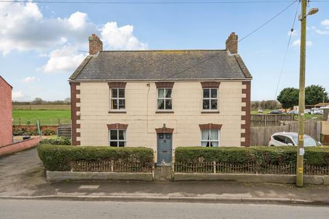 4 bed property, in Main Road, £330,000