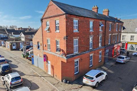 6 bed property, in Orange Grove, £230,000