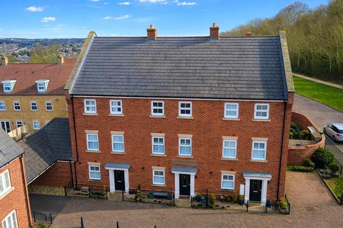 4 bed property, in Shearwater Road, £575,000
