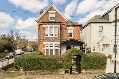 6 bed property, in Barrow Road, £1,395,000