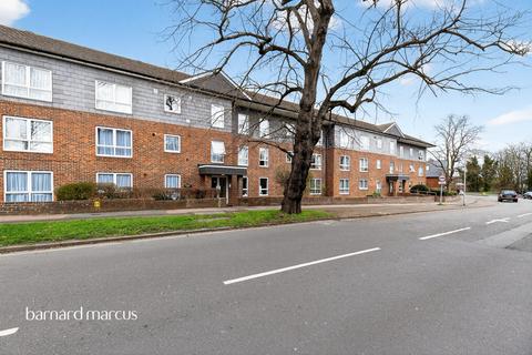 1 bed property, in The Avenue, £270,000