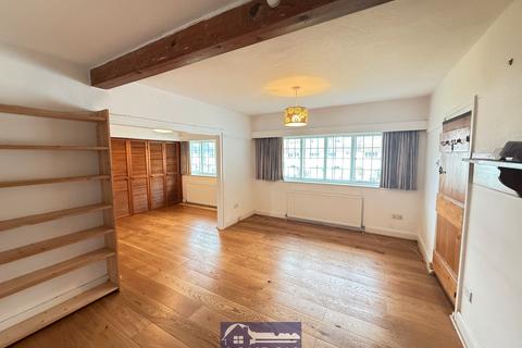 1 bed property, in Heath Close, £350,000