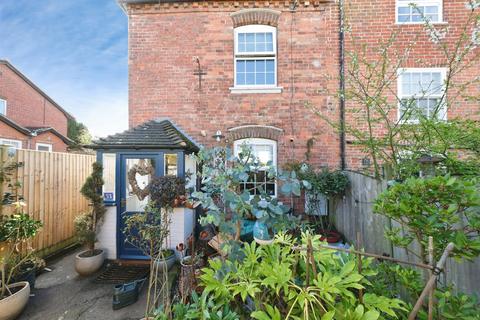 2 bed property, in Clapgun Street, £210,000