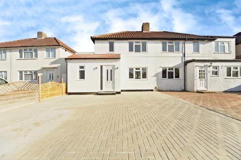3 bed property, in Shaxton Crescent, £425,000