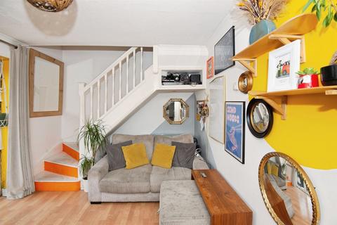 1 bed property, in Rutland Avenue, £230,000