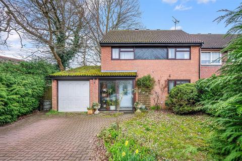 3 bed property, in Hillside Close, £600,000