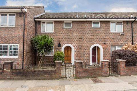 3 bed property, in White Horse Lane, £695,000