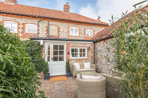 3 bed property, in Charming Flint Cottage in Blakeney, £695,000