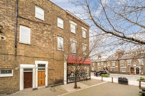 1 bed property, in Kilburn Lane, £320,000
