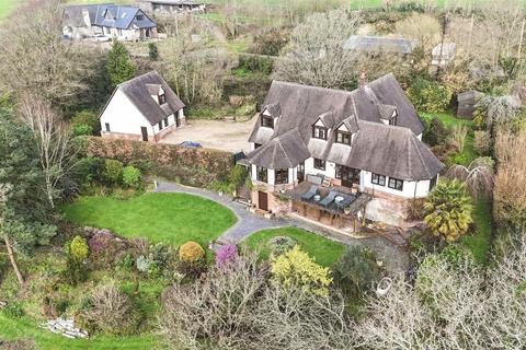 5 bed property, in Northleigh Hill, £775,000