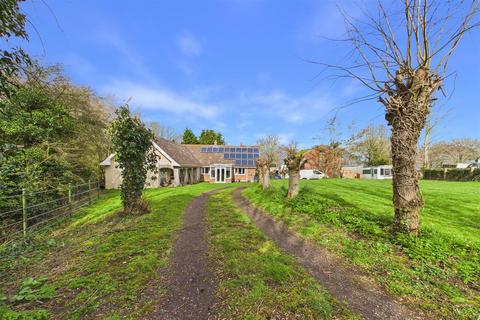 3 bed property, in Gelston, £700,000