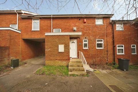 4 bed property, in Wexham Close, £300,000