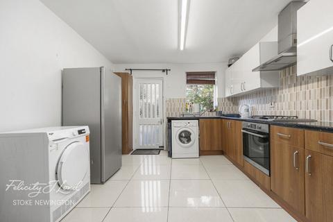 1 bed property, in Forburg Road, £450,000
