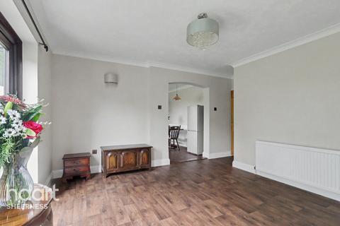 4 bed property, in Chapel Street, £450,000