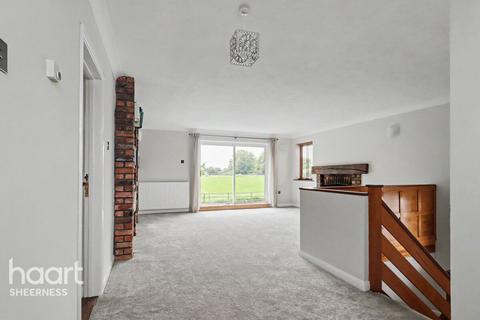 4 bed property, in Chapel Street, £450,000