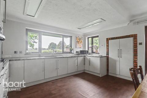 4 bed property, in Chapel Street, £450,000