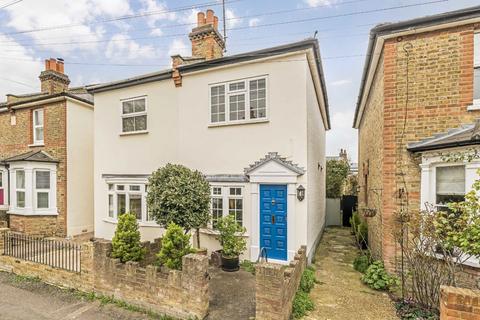 3 bed property, in Avenue Road, £629,950