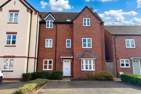 2 bed property, in Chatham Road, £145,000