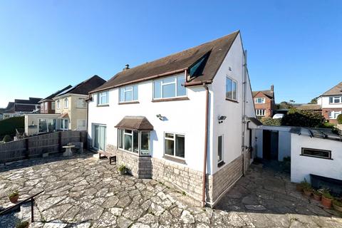3 bed property, in Gannetts Park, £775,000