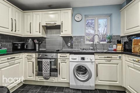 2 bed property, in Old School Place, £250,000