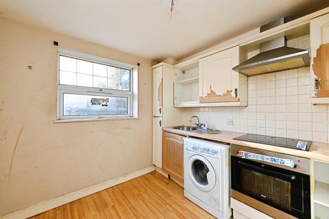 2 bed property, in Avenue Road, £110,000