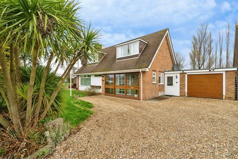 3 bed property, in Benedict Road, £450,000