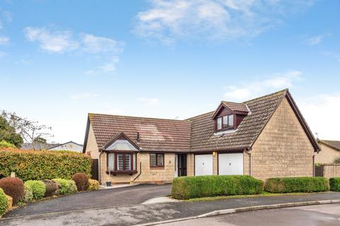 3 bed property, in The Close, £525,000