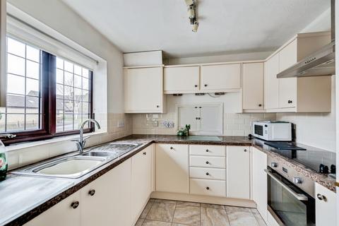 3 bed property, in The Close, £525,000