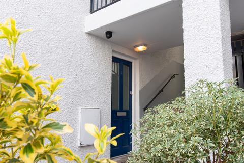 2 bed property, in 3 Twentyman Court, £250,000