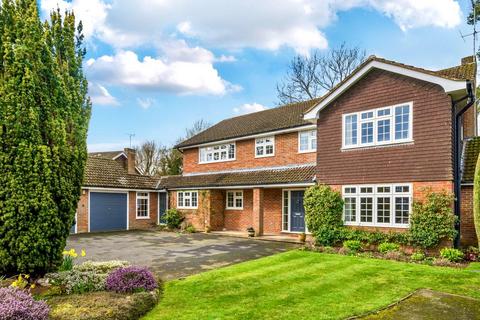 5 bed property, in Manor Close, £1,750,000
