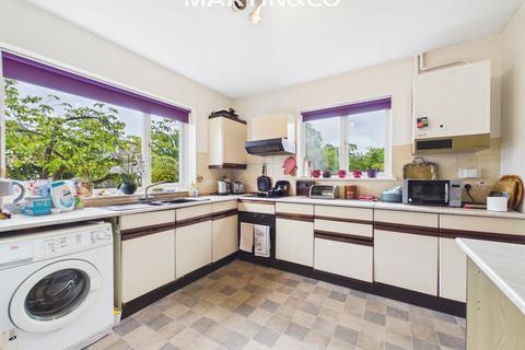 5 bed property, in Luckley Road, £750,000