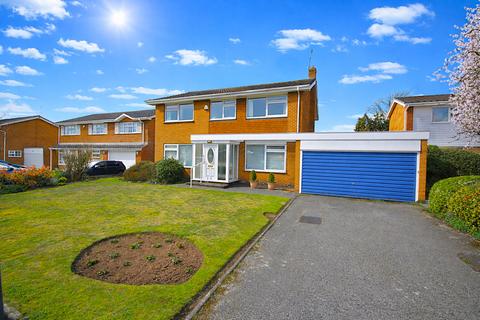 5 bed property, in The Hollows, £450,000