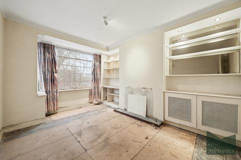 2 bed property, in High Road, £250,000