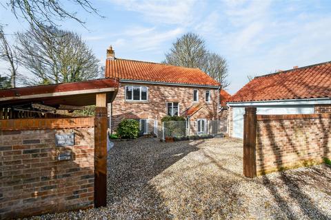 4 bed property, in New Row, £725,000